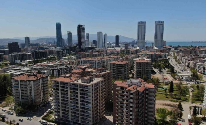 İzmir’in ağır hasarlı bina raporu: Yıkılması gereken 122 bina kaldı
