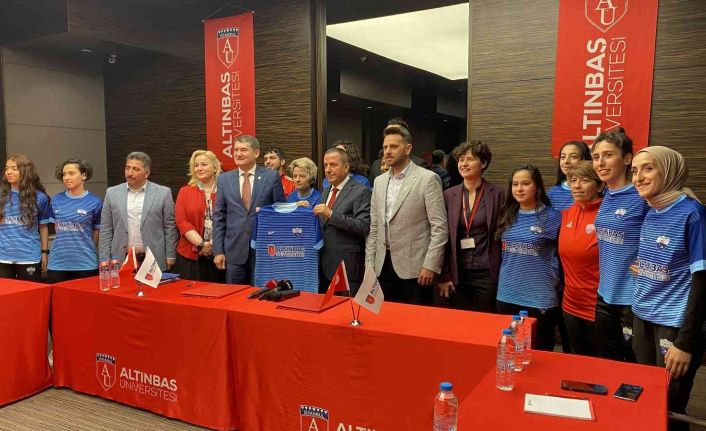 Kadın futbolculara forma desteği