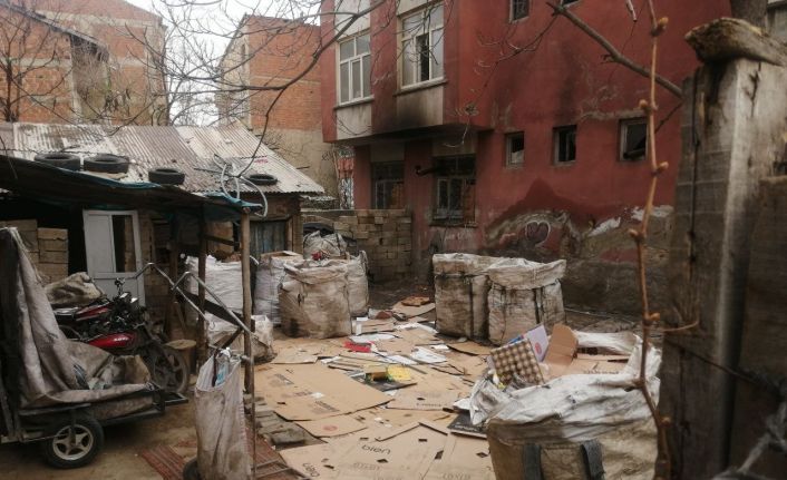Kağıt toplayıcıları mahalleyi atık toplama merkezine çevirdi, yayılan kokular vatandaşı bezdirdi
