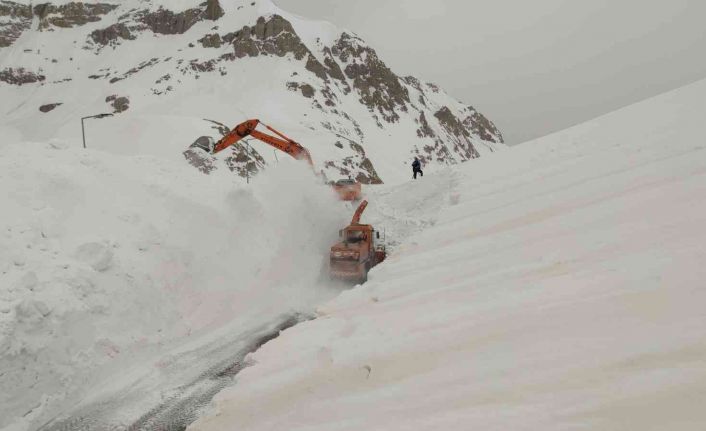 Kar kalınlığı 6 metreyi buldu, ekipler yolu bulmakta güçlük çekiyor