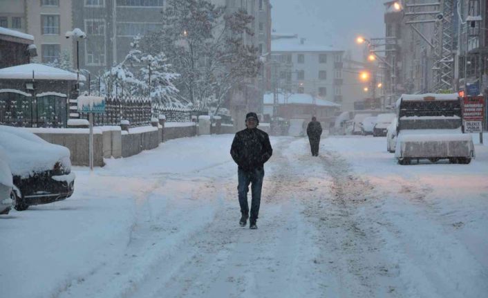 Kars Nisan ayında kışı yaşıyor: Kente kar karlığını 20 santimetreyi geçti