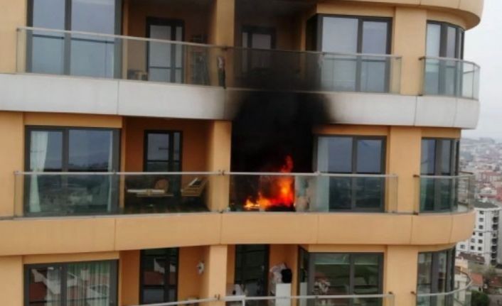 Kartal’da 34 katlı bir binanın 21’inci katında bilinmeyen bir nedenle yangın çıktı. Olay yerine çok sayıda itfaiye ve sağlık ekibi sevk edildi.