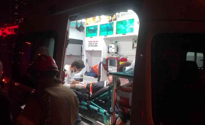 Kartal’da direksiyon hakimiyeni kaybeden sürücü park halindeki 4 araça çarptı: 2 yaralı