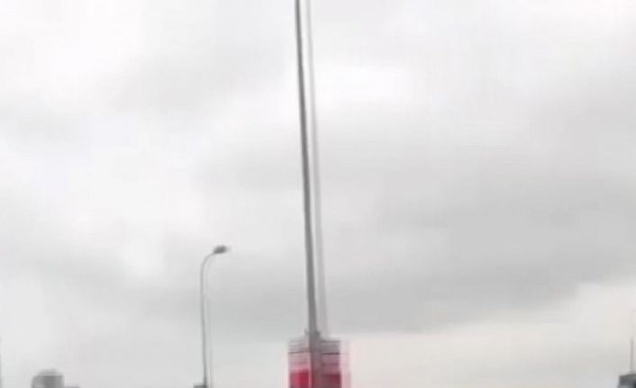 Kartal’da motosiklet sürücüsünün yatakla tehlikeli yolculuğu kamerada