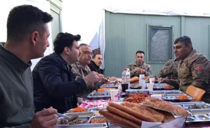 Kaymakam Kurt askerlerle iftarda buluştu