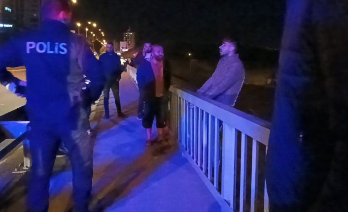 Kız arkadaşı ile tartışıp köprüye çıkan genç: "Sevdiğim kız gelmezse atlarım"