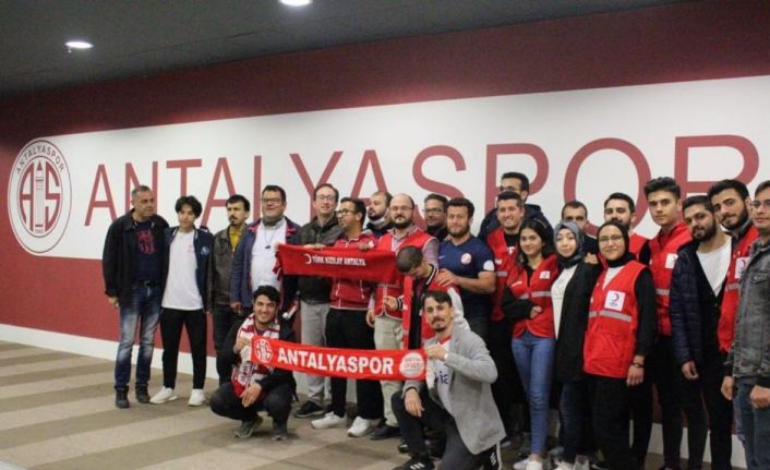 Kızılay gönüllüleri, Antalyaspor maçını görme engellilere betimlemeli maç anlattı