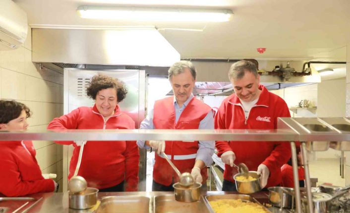 Kızılay yapılan bağışla ihtiyaç sahiplerine 50 bin kişilik iftar yemeği dağıttı