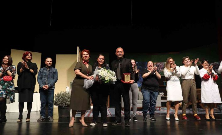 KKTC Güzelyurt Belediyesi Şehir Tiyatrosu, ’OKB OKB’ oyununun prömiyerini Mersin’de yaptı