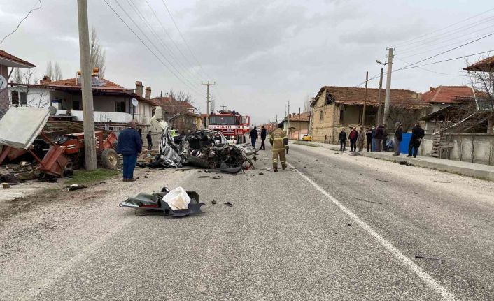 Kontrolden çıkıp hurdaya dönen otomobilin hız ibresi 200 kilometrede takılı kaldı