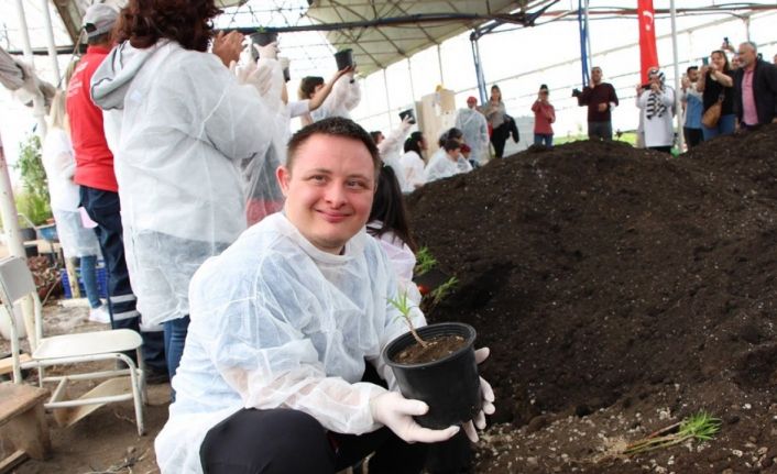 Konyaaltı’nda down sendromlu çocuklar saksılara çiçek dikti