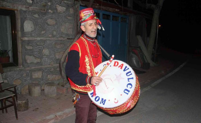 Konyalı davulcu, 36 yıldır mahalle sakinlerini isimleriyle, manilerle sahura kaldırıyor