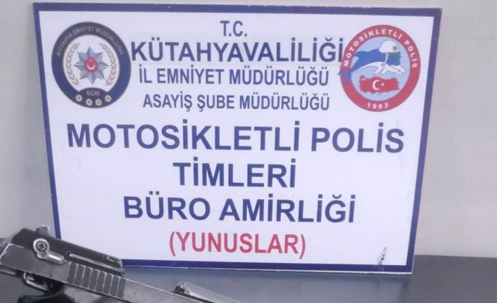 Kütahya’da bir araçta 2 ruhsatsız tabanca ile 4 ayrı aranması olan şahıs ele geçirildi