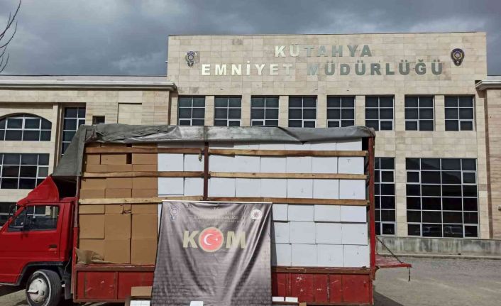 Kütahya’da bir kamyonda 4 milyon 300 bin bandrolsüz boş makaron ele geçirildi