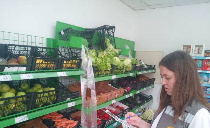 Kütahya’daki marketlerde ürünlerin fiyat ve marka bilgileri girişi