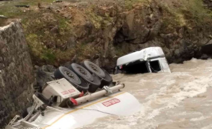 Lastiği patlayan akaryakıt yüklü tanker dereye yuvarlandı: 1 yaralı