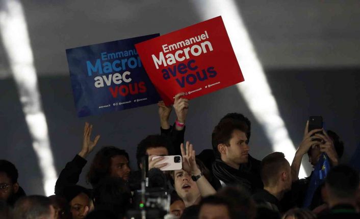 Macro’dan zafer konuşması: “Birçok yurttaşım beni desteklemek için değil, aşırı sağı engellemek için bana oy verdi”