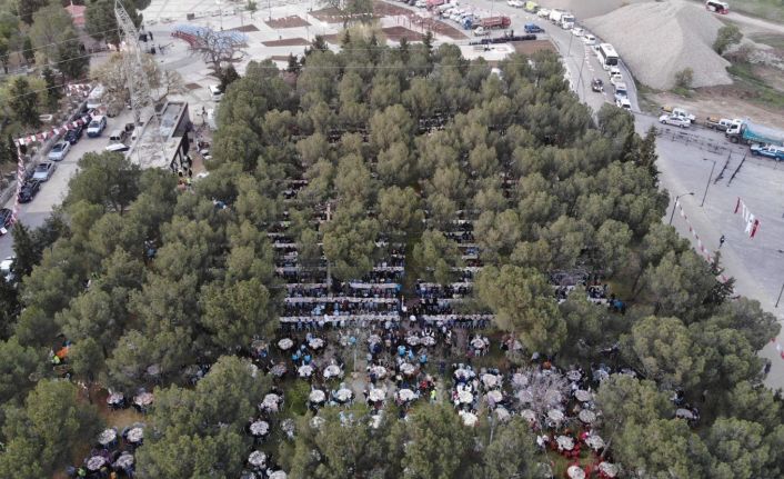 Manisalılar Kadir Gecesi’nde Yunus Emre ve Tapduk Emre Türbesi’ne akın etti