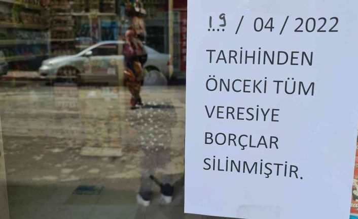 Market market dolaşan gizemli hayırseverler veresiye borçlarını ödedi