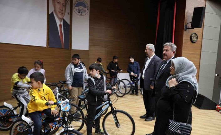 Melikgazi’den yetim çocuklara bisiklet hediyesi