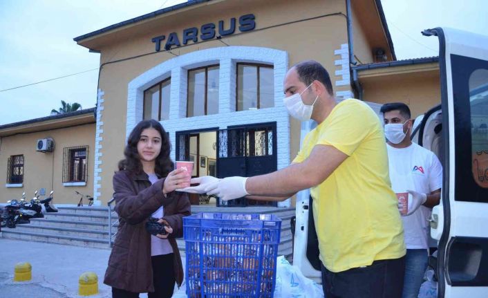 Mersin Otogarı’nda yolcular iftarlarını sıcak çorbayla açıyor