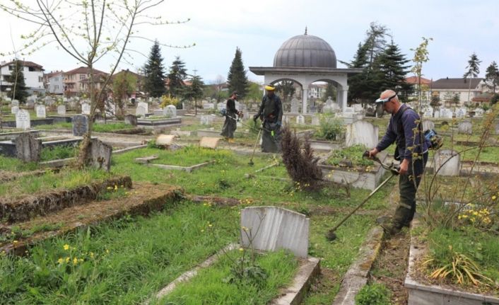 Mezarlıkta bayram temizliği