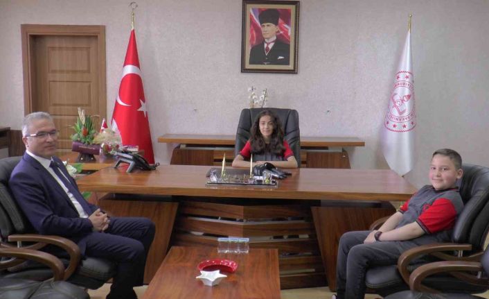 Milli Eğitim Müdürü’nün koltuğuna oturan çocuk okullara spor salonu talimatı verdi