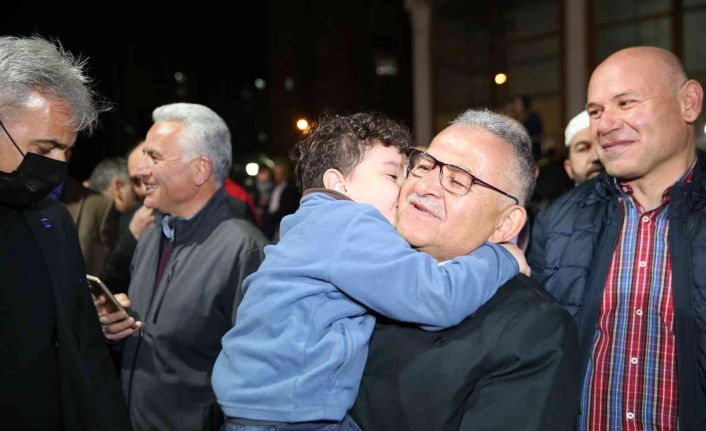 Miniklerden Başkan Büyükkılıç’a sevgi