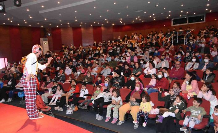 Nazilli’de 2 bin 500 çocuk tiyatro ile buluştu