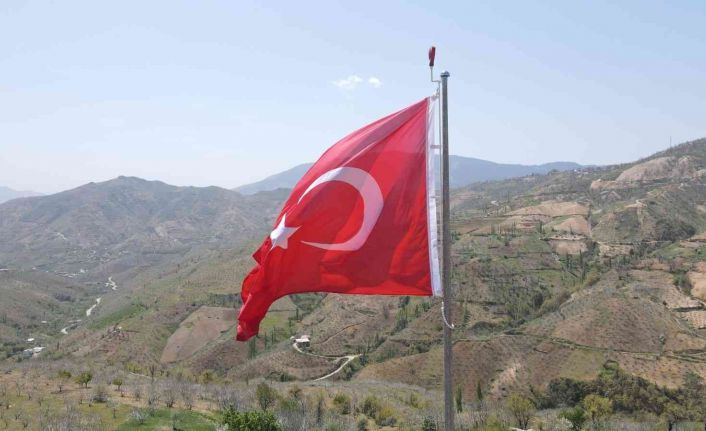 Nazilli’nin dört bir yanı dev Türk bayrakları ile donatılıyor