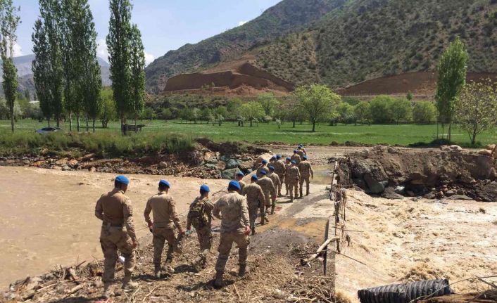Oltu nehrinde kaybolan babaya ulaşma çalışmaları üçüncü gününde de devam ediyor