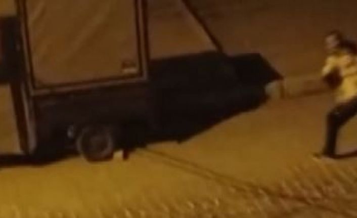 Önce kablo çalmaya çalıştı, sonra tepki gösteren vatandaşa elindeki aleti fırlattı