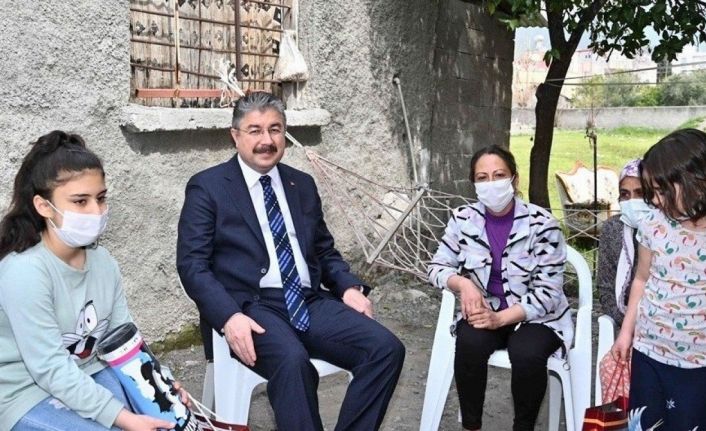 Osmaniye Valisi, konuk olduğu ailelerin sorunlarına ortak oluyor