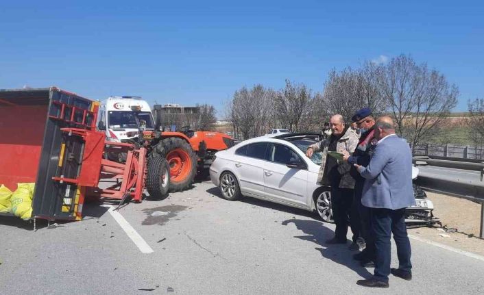 Otomobil traktöre çarptı: 2 yaralı