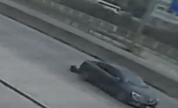 Otomobilin altında kalan köpek metrelerce sürüklendi, o anlar güvenlik kamerasına yansıdı