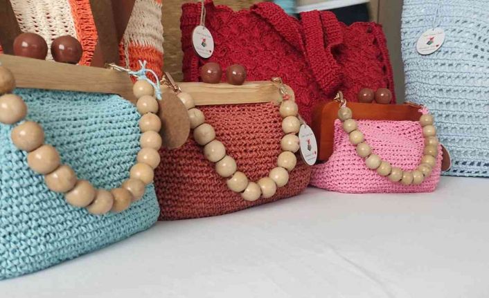 (Özel) Can sıkıntısından evde çanta örmeye başlayan karı koca siparişlere yetişemiyor