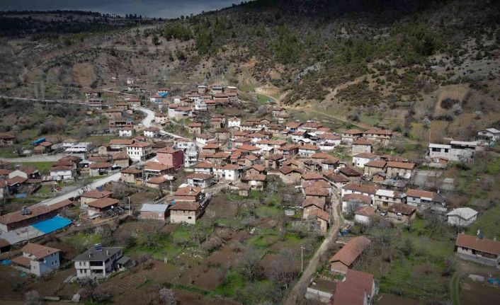 (Özel) Köylüler kendilerine emanet edilen yüzlerce yıllık sancağa gözü gibi bakıyor