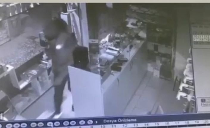 (Özel) Telefoncuya giren hırsızlar 100 bin liralık telefon ve aksesuar çaldı