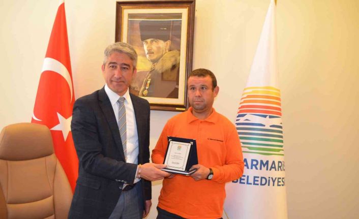 Parkta bulduğu para dolu çantayı sahibine teslim eden belediye görevlisi ödüllendirildi