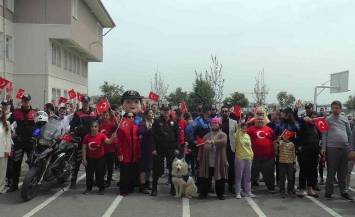 Pendik’te özel öğrenim gören çocukların 23 Nisan coşkusuna polisler ortak oldu