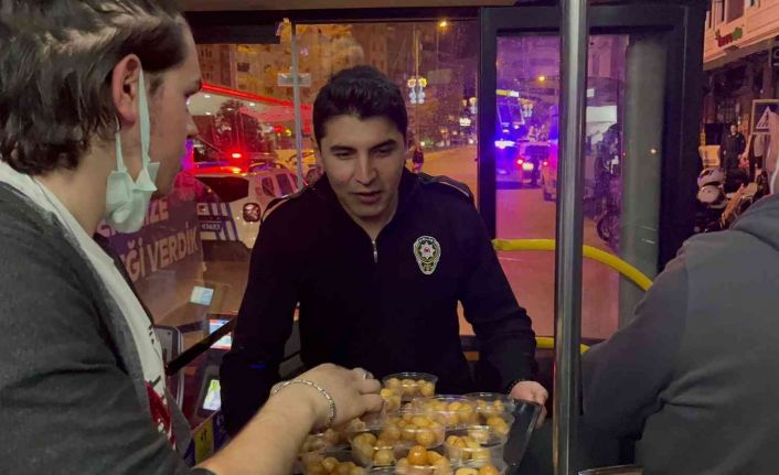 Polis ekipleri, Polis teşkilatının 177. kuruluş yıl dönümünde tüm şehitlerin anısına lokma dağıttı
