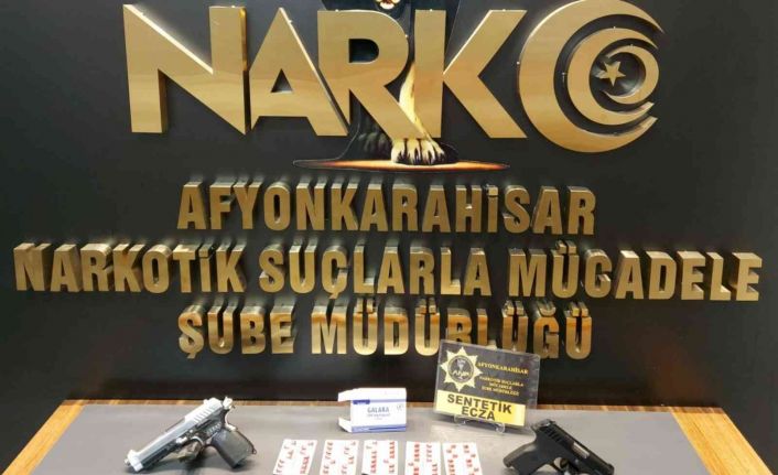 Polis uyuşturucu satıldığı ihbarı üzerine gittiği adreste 3 kişiyi gözaltına aldı