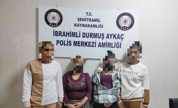 Polisten kaçarken çaldıkları parayı etrafa saçan 4 şüpheli yakalandı
