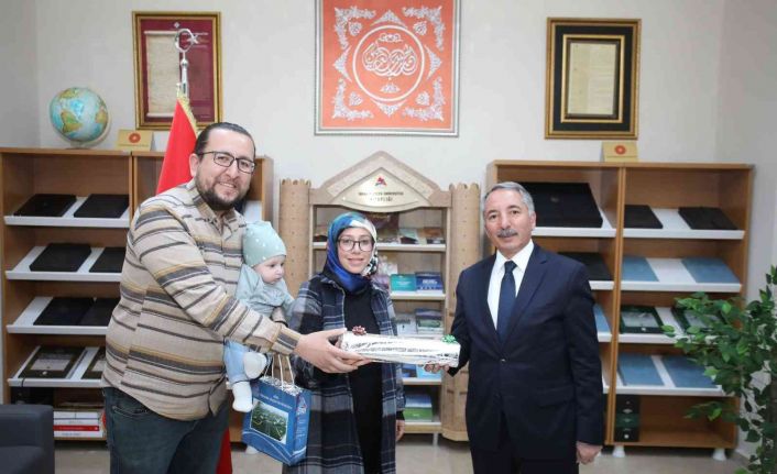 Prof. Dr. Karabulut, kitap kurdu öğrencilere kitap ve satranç takımı hediye etti