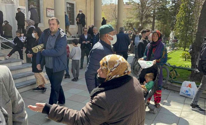 Ramazan ayında cami çıkışlarında dilenciler arttı