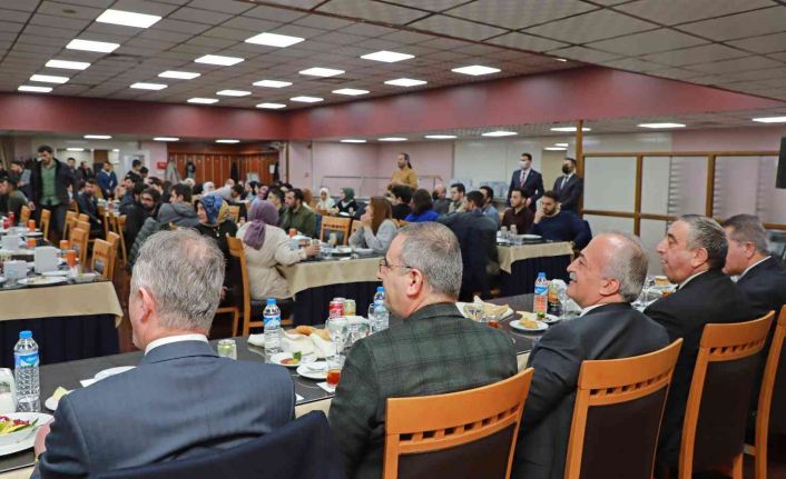 Rektör Çomaklı, öğrenci temsilcileriyle iftar yemeğinde bir araya geldi