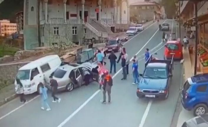 Rize’de yola atlayan motor sürücüsü 3 araçlı zincirleme kazaya sebep oldu