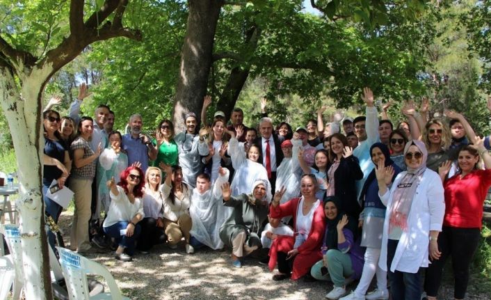 Saksı Düzenlemesi ve Terrarium kursuna katılan down sendromlu çocuklar sertifikalarını aldı