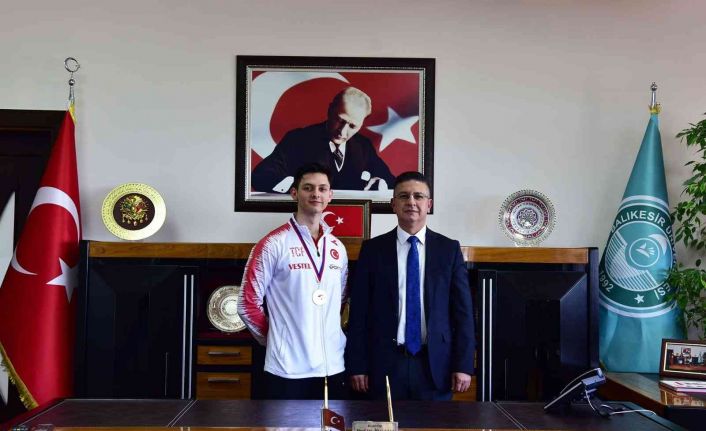 Şampiyon sporcudan, Rektör Prof. Dr. İlter Kuş’a ziyaret