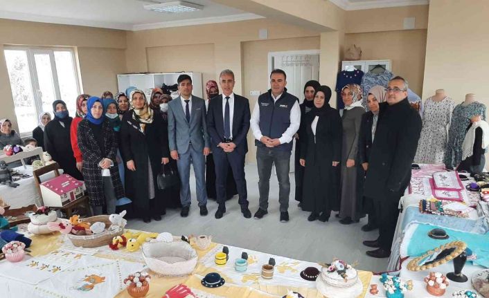 Samsat Çok Amaçlı Toplum Merkezi’nde el sanatları sergisi açıldı